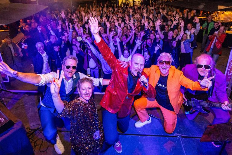 Bandfoto mit Publikum